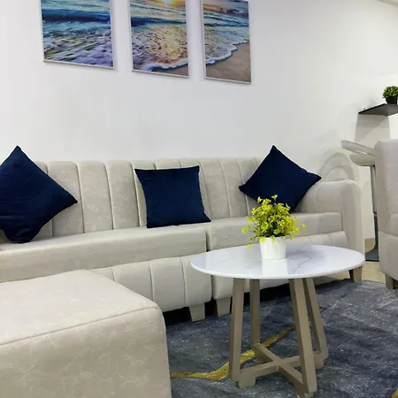 Amplio, Central, A Pocos Metros De La Playa, Barrio El Laguito Apartamento