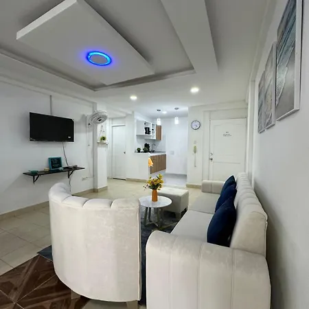 Apartamento Amplio, Central, A Pocos Metros De La Playa, Barrio El Laguito