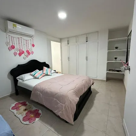 Apartamento Amplio, Central, A Pocos Metros De La Playa, Barrio El Laguito