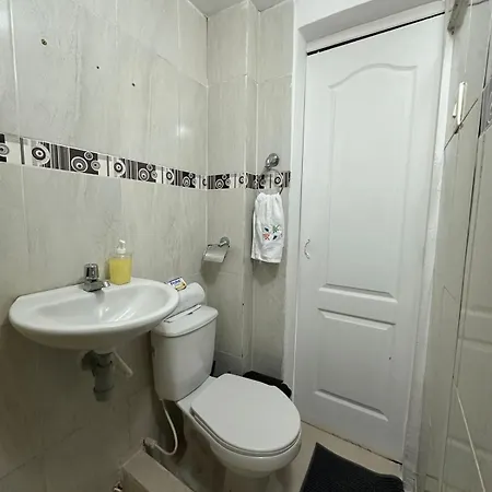 Amplio, Central, A Pocos Metros De La Playa, Barrio El Laguito Apartamento *